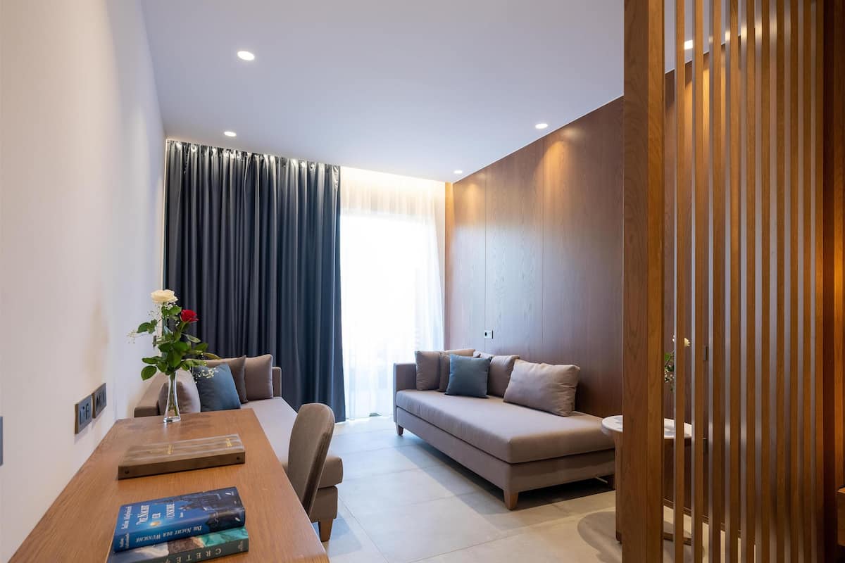 Free minibar, in-room safe, blackout drapes, soundproofing