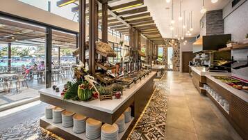 7 restaurants; breakfast, lunch and dinner served