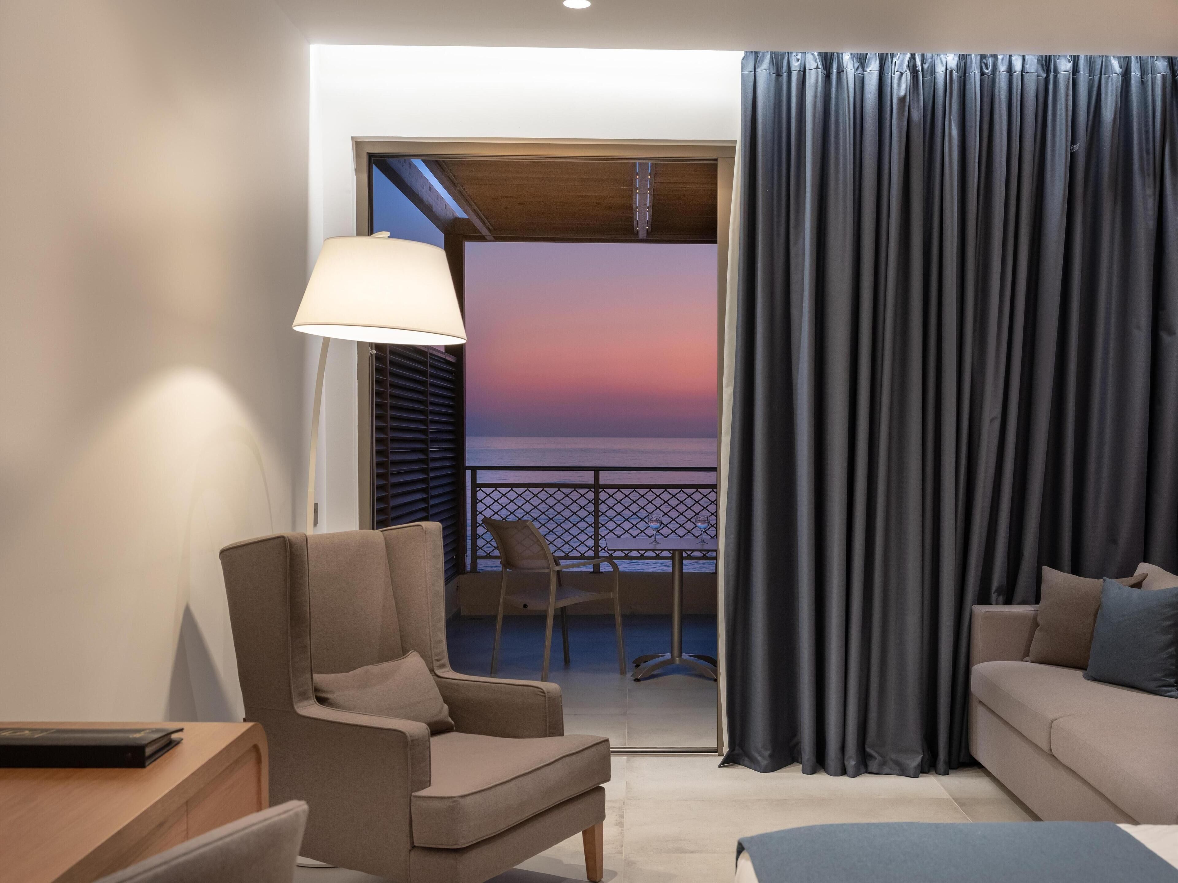 Luxury family room open plan SEA Front | Free minibar, in-room safe, blackout drapes, soundproofing