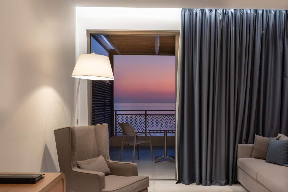 Luxury family room open plan SEA Front | ミニバー (無料)、セーフティボックス (室内)、遮光カーテン、防音設備