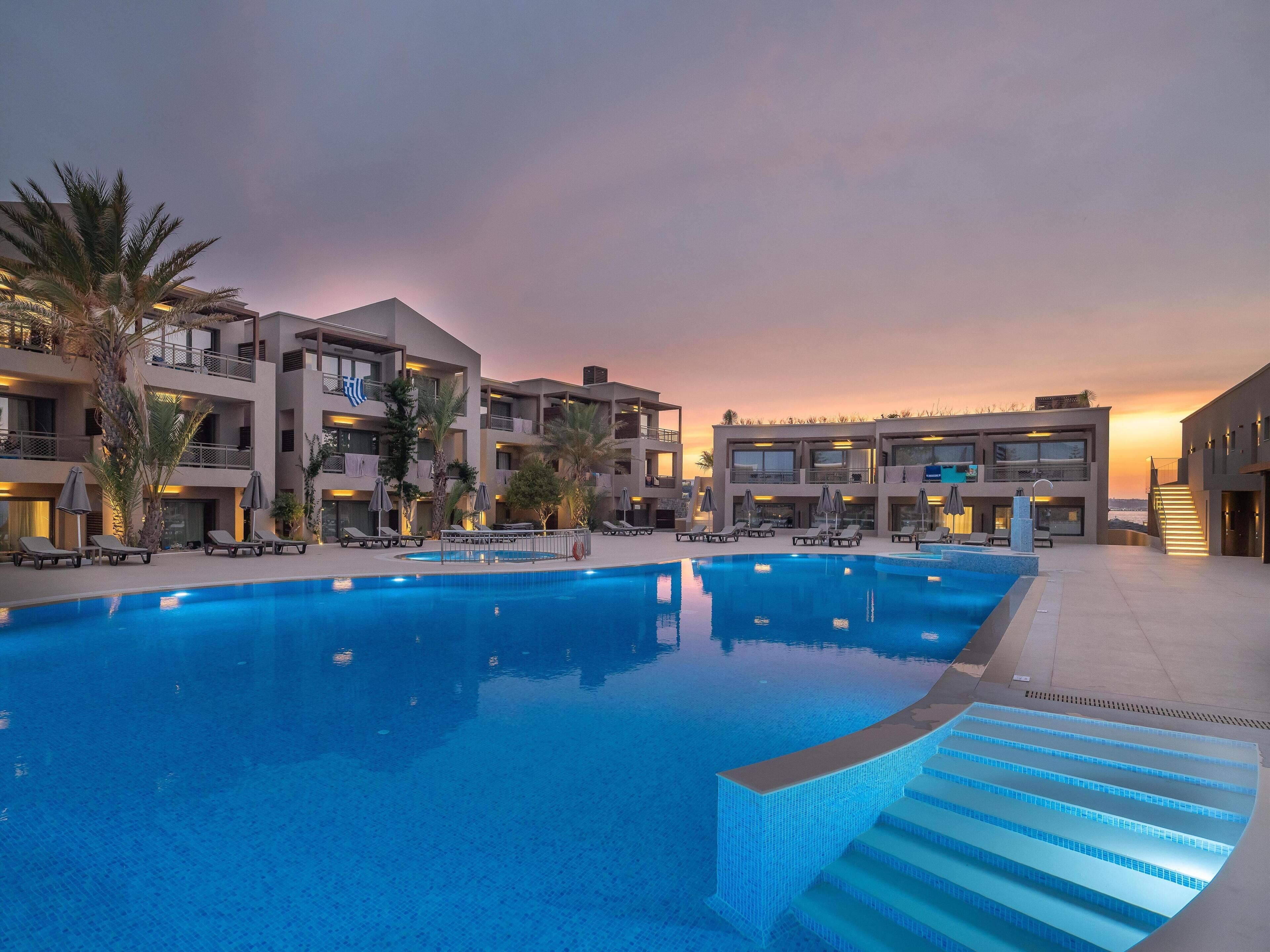 2 binnenzwembaden, 7 buitenzwembaden, parasols voor strand/zwembad