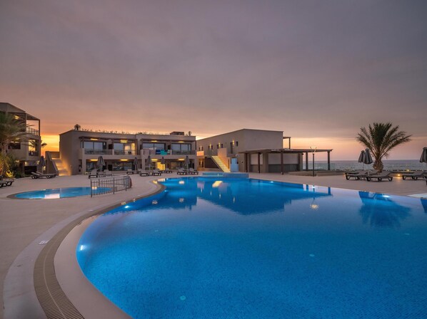 2 indoor pools, 7 outdoor pools, open 9:00 AM to 8:00 PM, pool umbrellas - Nana Golden Beach - All Inclusive (Hersonissos)