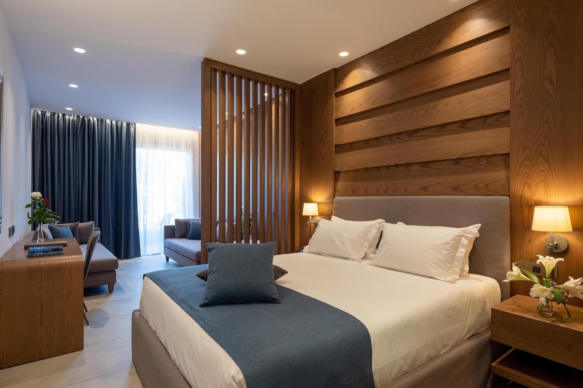 Comfort-Vierbettzimmer, Gartenblick | Kostenlose Minibar, Zimmersafe, Verdunkelungsvorhänge