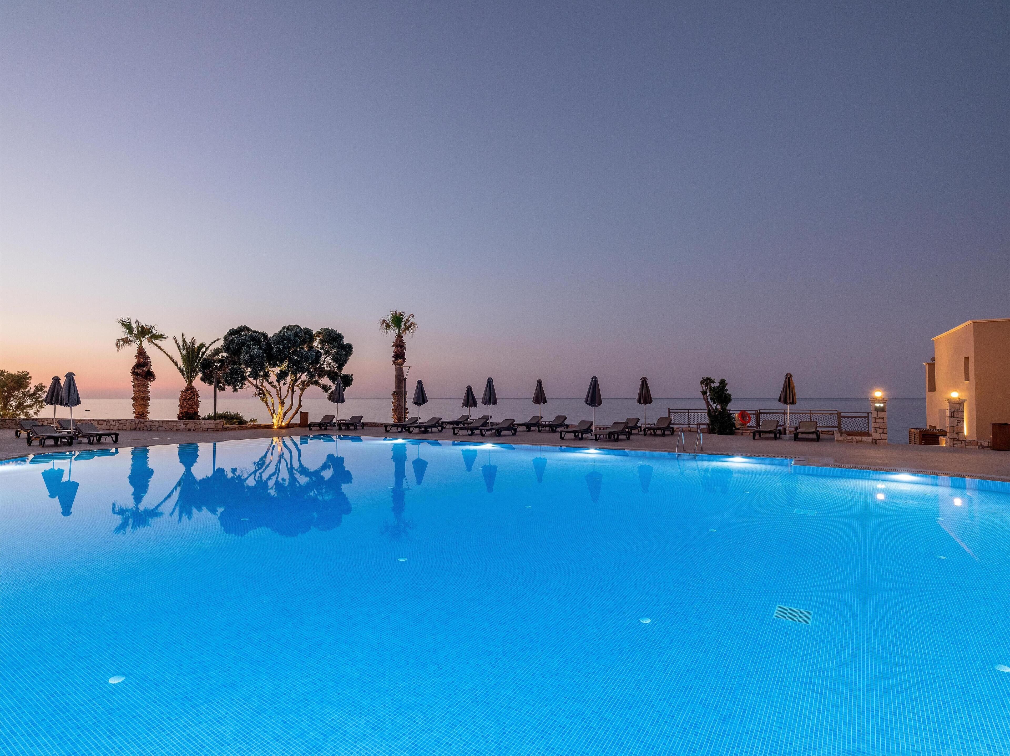 2 sisäuima-allasta, 7 ulkouima-allasta, aurinkovarjoja, aurinkotuoleja