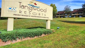 En skylt för Tangiwood Resorts med en logotyp, namnet på resorten och en text om att den drivs av Vacation Resorts International.