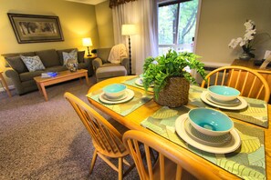 Condo, 2 habitaciones | Servicio a la habitación