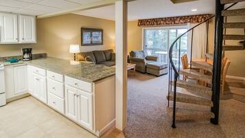 Condo, 2 habitaciones | Cocina privada | Refrigerador, microondas, cafetera y tetera y utensilios de cocina