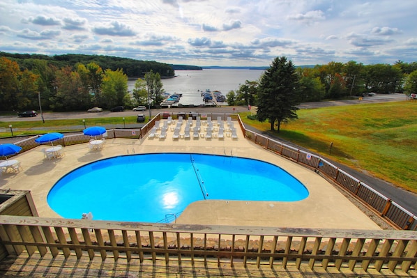 Piscine extérieure (ouverte en saison)