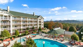 Una piscina cubierta, una piscina al aire libre de temporada, tumbonas