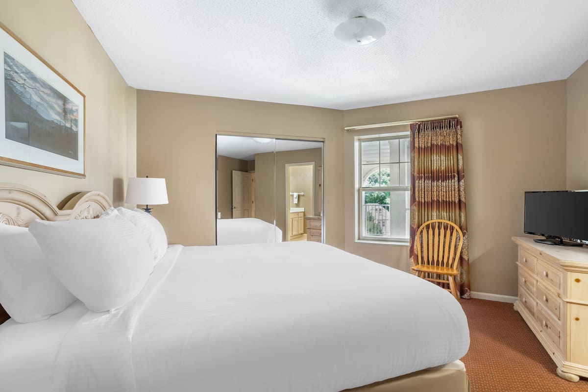 Deluxe Room, Mountain View | In-room safe, individually decorated, individually furnished, desk