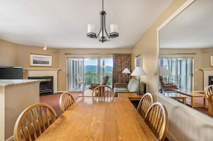 Deluxe Suite, 2 Bedrooms, Mountain View | Dining room