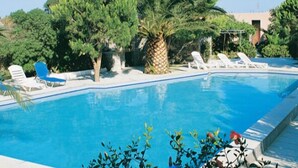 A swimming pool with lounge chairs and palm trees. - Avra Palm (Ierapetra)