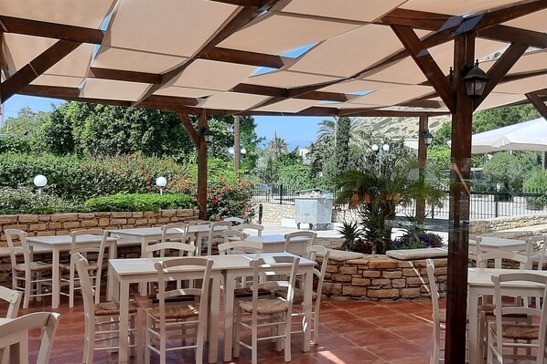 Outdoor dining - Elea Terra Hotel (Faistos)