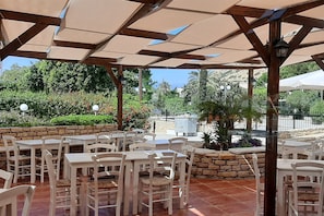 Outdoor dining - Elea Terra Hotel (Faistos)