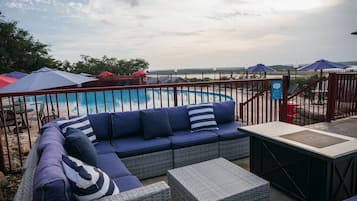 4 outdoor pools, pool loungers