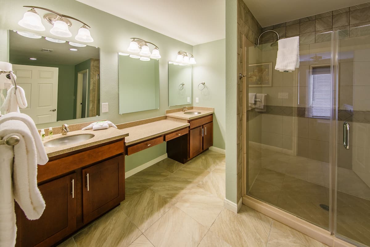 Villa, 2 habitaciones | Baño | Amenidades de baño gratuitas, secadora de cabello, toallas, jabón