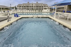 4 สระว่ายน้ำกลางแจ้ง, เก้าอี้อาบแดดริมสระ