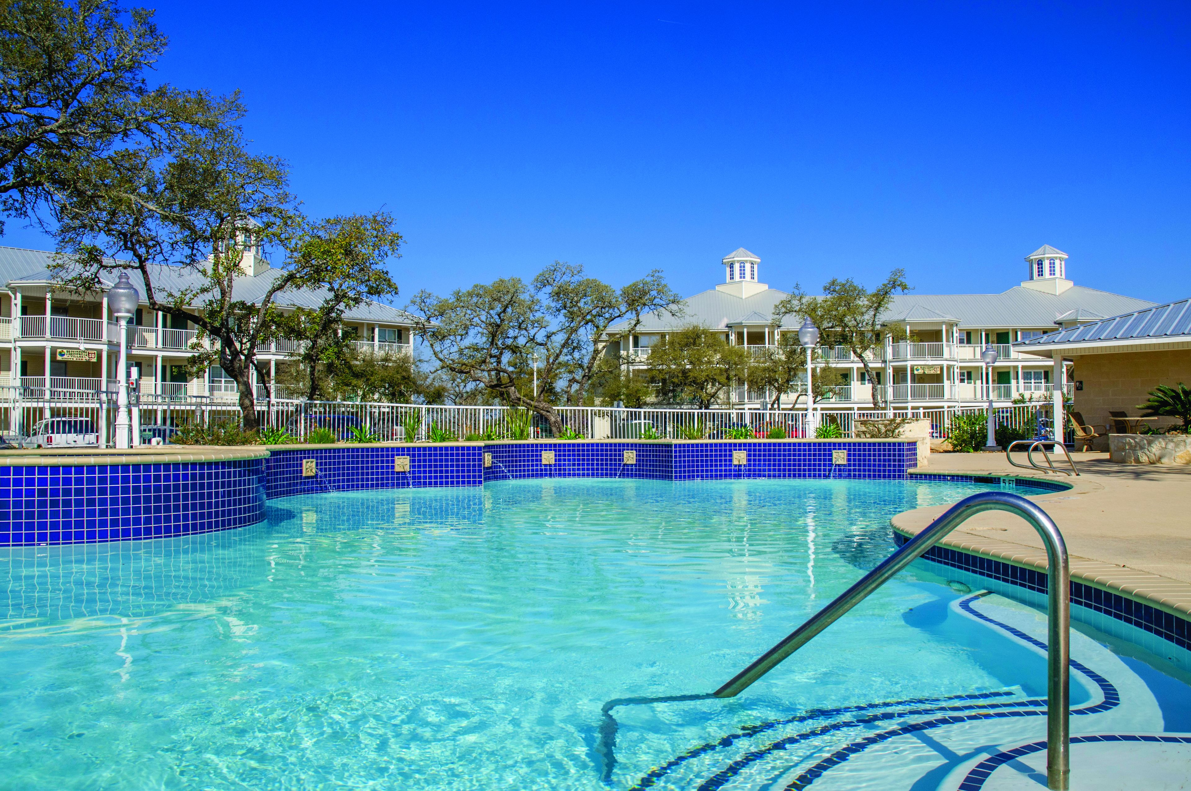 4 من حمّامات السباحة الخارجية، مقاعد للتشمس