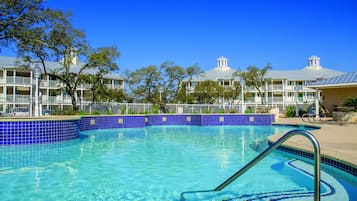 4 kolam renang outdoor, dengan kursi berjemur