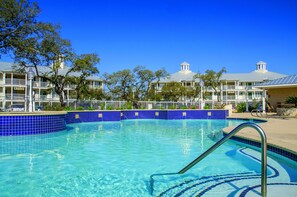 4 개의 야외 수영장, 일광욕 의자