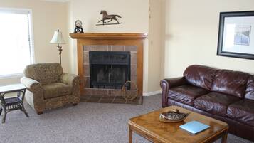 Deluxe Condo, 2 Bedrooms | Ruang tamu | TV skrin rata, pendiangan