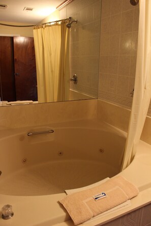 Condo Deluxe, 2 chambres | Baignoire profonde
