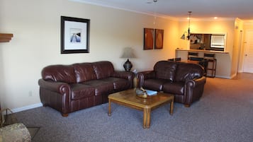 Deluxe Condo, 2 Bedrooms | Ruang tamu | TV skrin rata, pendiangan