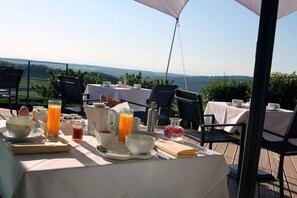 Outdoor dining - La Montagne De Brancion (Martailly-Les-Brancion)