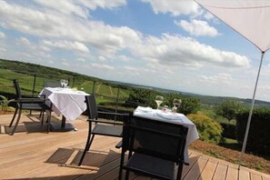 Outdoor dining - La Montagne De Brancion (Martailly-Les-Brancion)