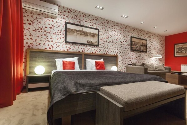 A hotel room with a bed, bedside tables, a bench, and a nightstand. - Belgrade Boutique House (Belgrade)