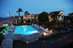 Piscine extérieure, parasols, chaises longues