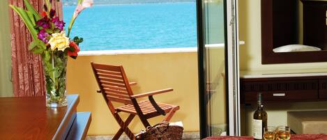 Caja de seguridad en la habitación y tabla de planchar con plancha