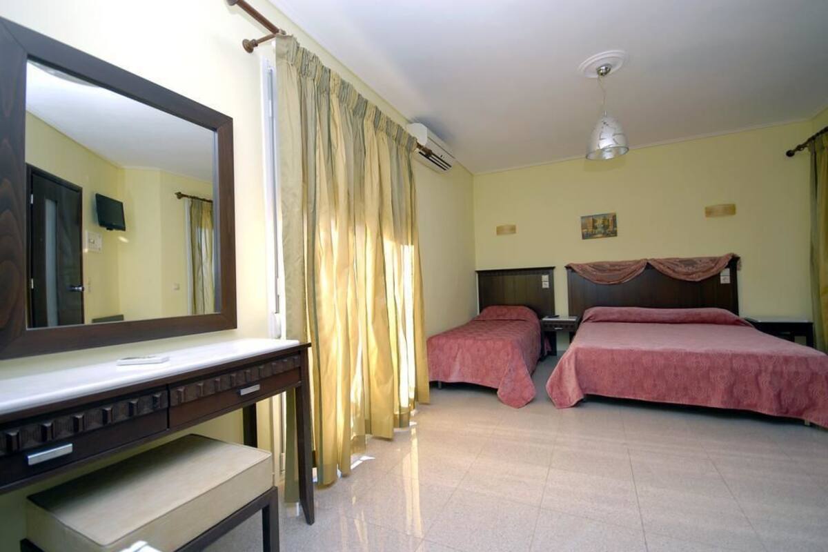 Standard Duplex | In-room safe, iron/ironing board (on request), WiFi (free)