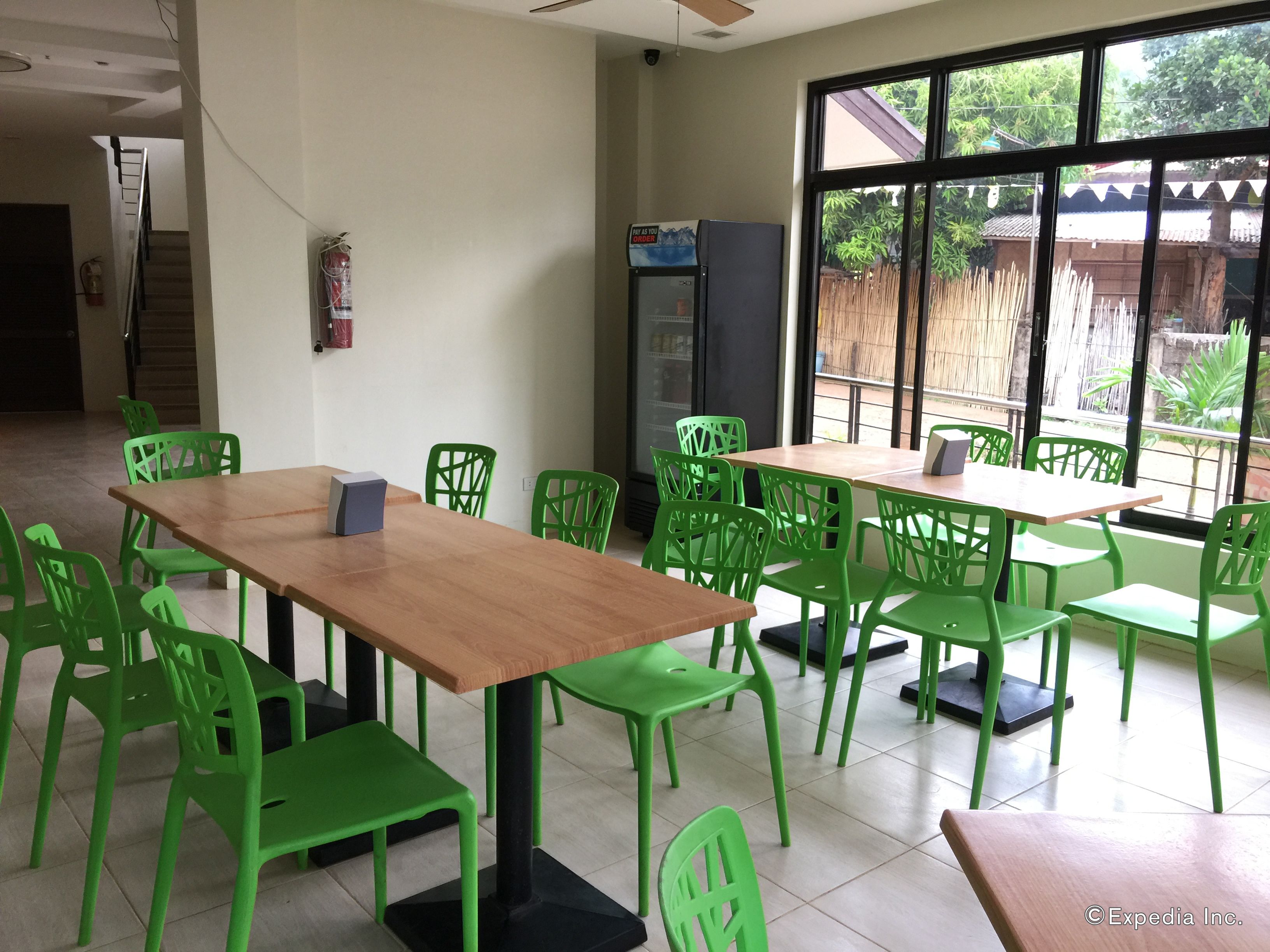 供應早餐、午餐及晚餐