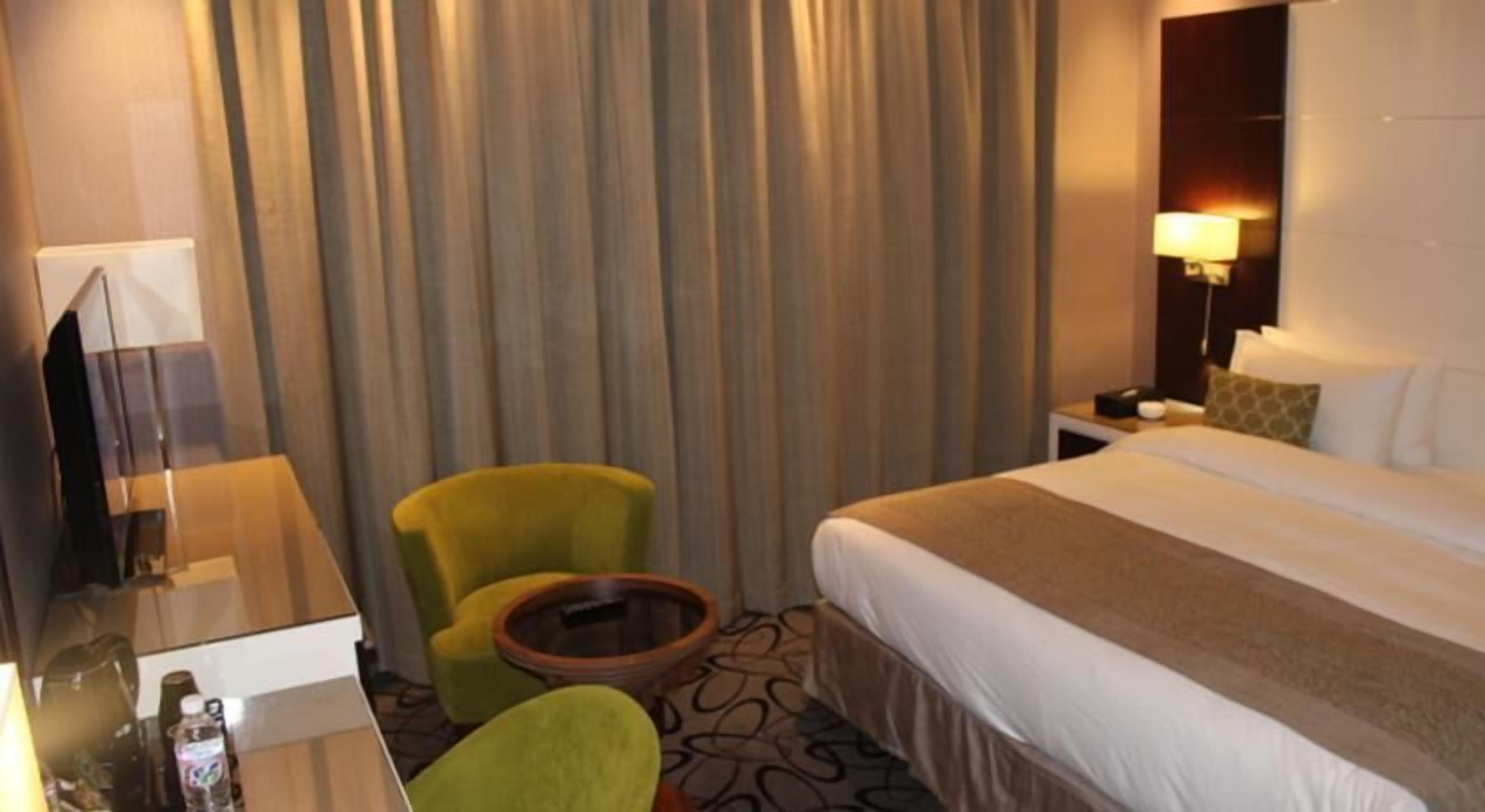 double room | minibar, in-room safe, desk, soundproofing