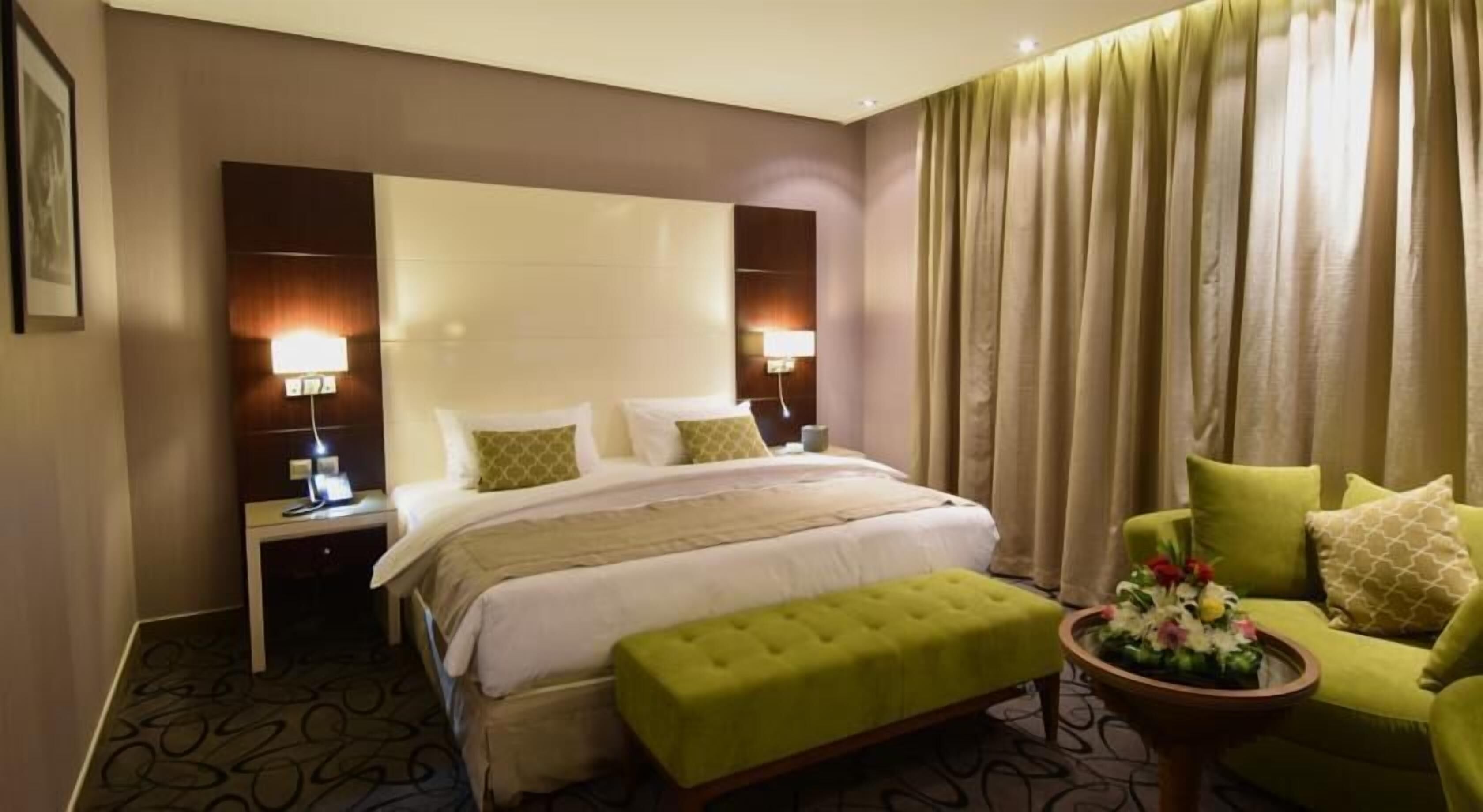 Minibar, brankas, meja kerja, dan kedap suara