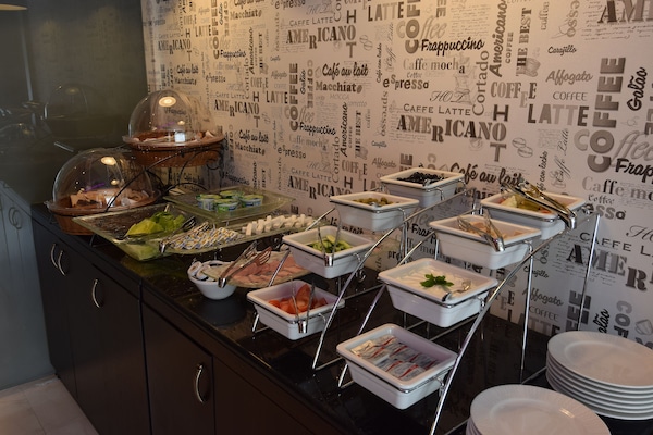 Petit déjeuner (35 SAR par personne)