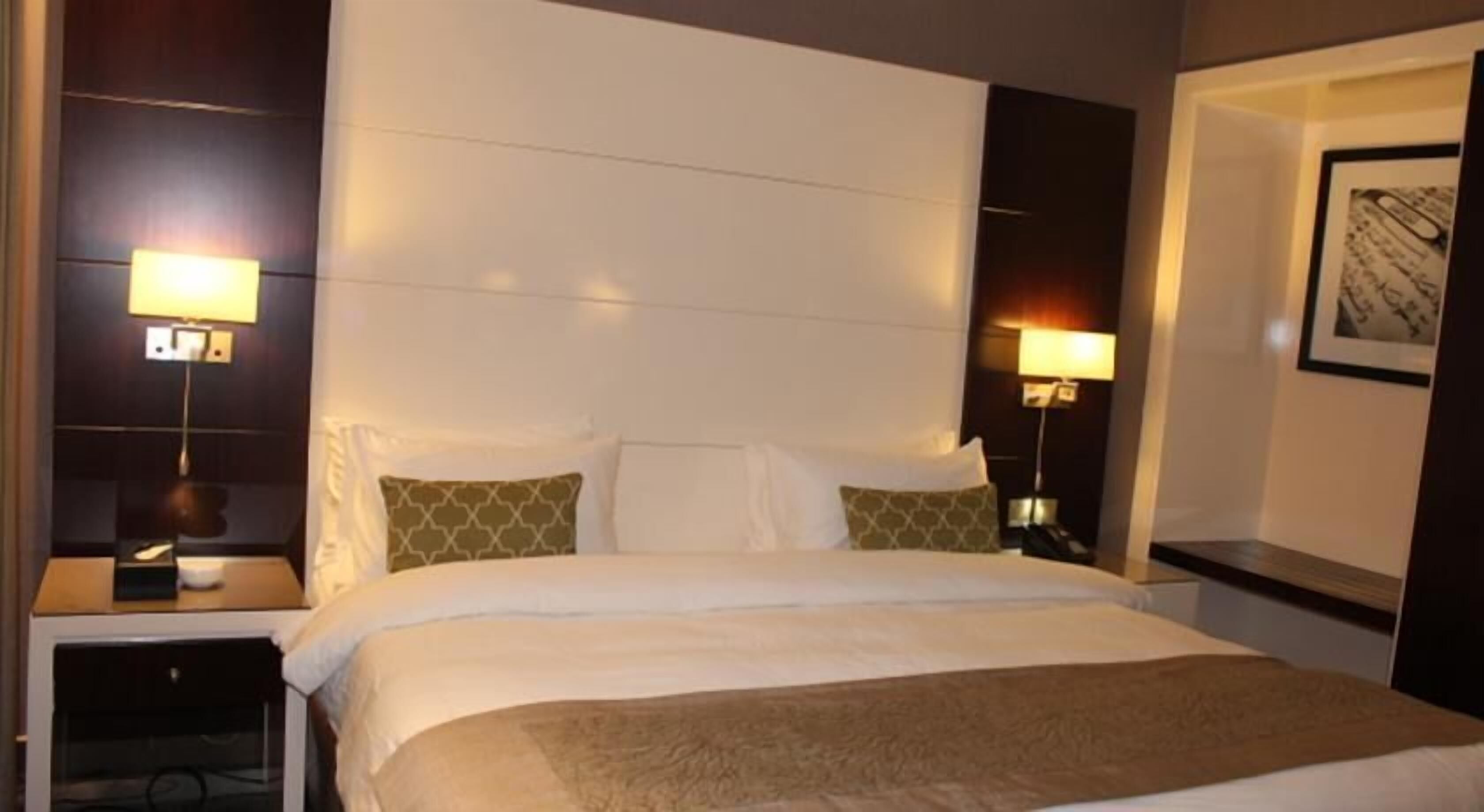 Minibar, brankas, meja kerja, dan kedap suara