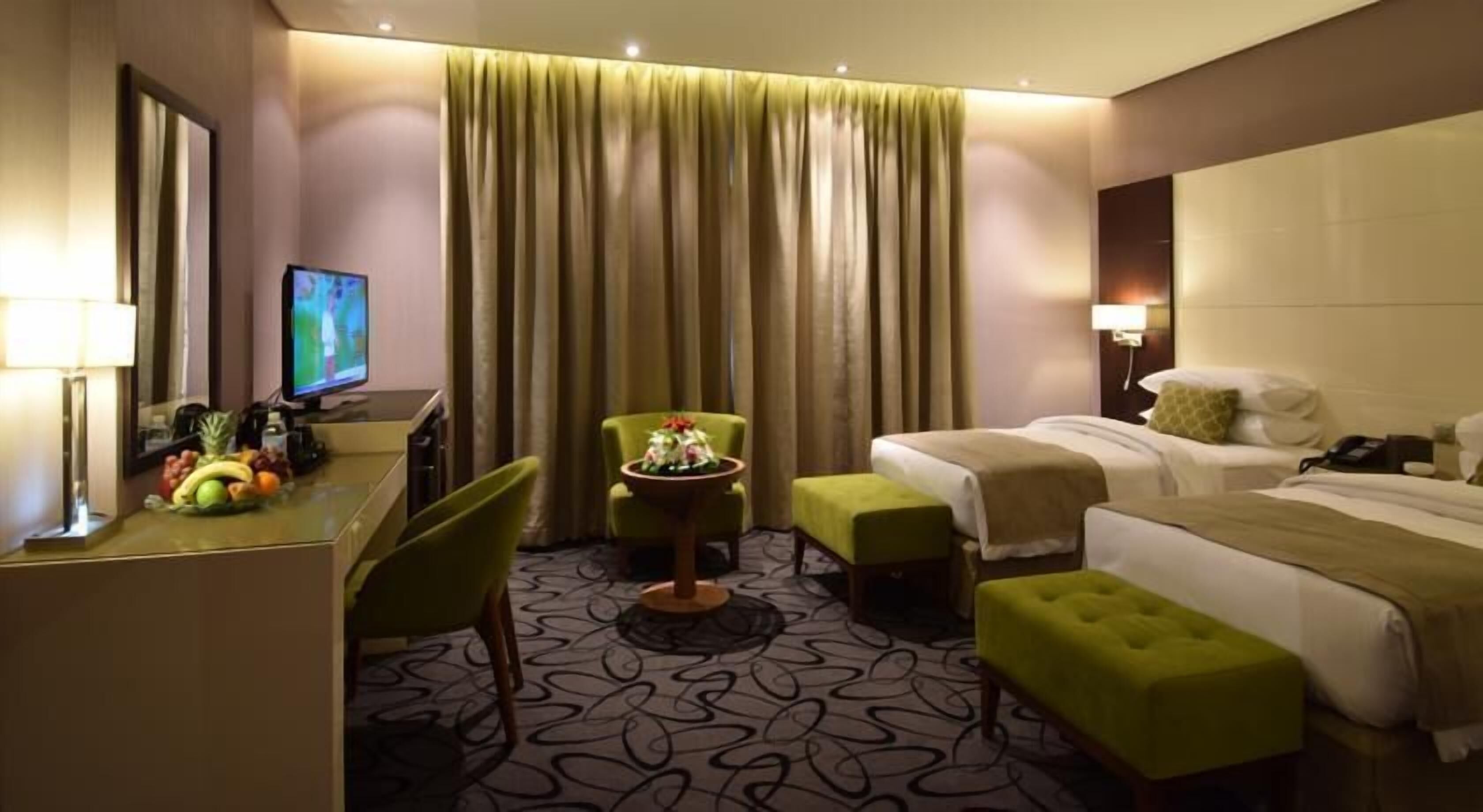 Minibar, brankas, meja kerja, dan kedap suara