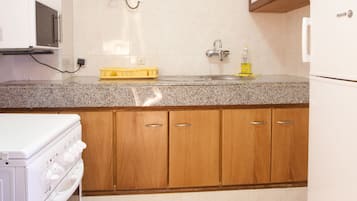 Studio Standard | Cuisine privée | Réfrigérateur, micro-ondes