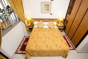 Premium bedding, in-room safe, cots/infant beds, free WiFi