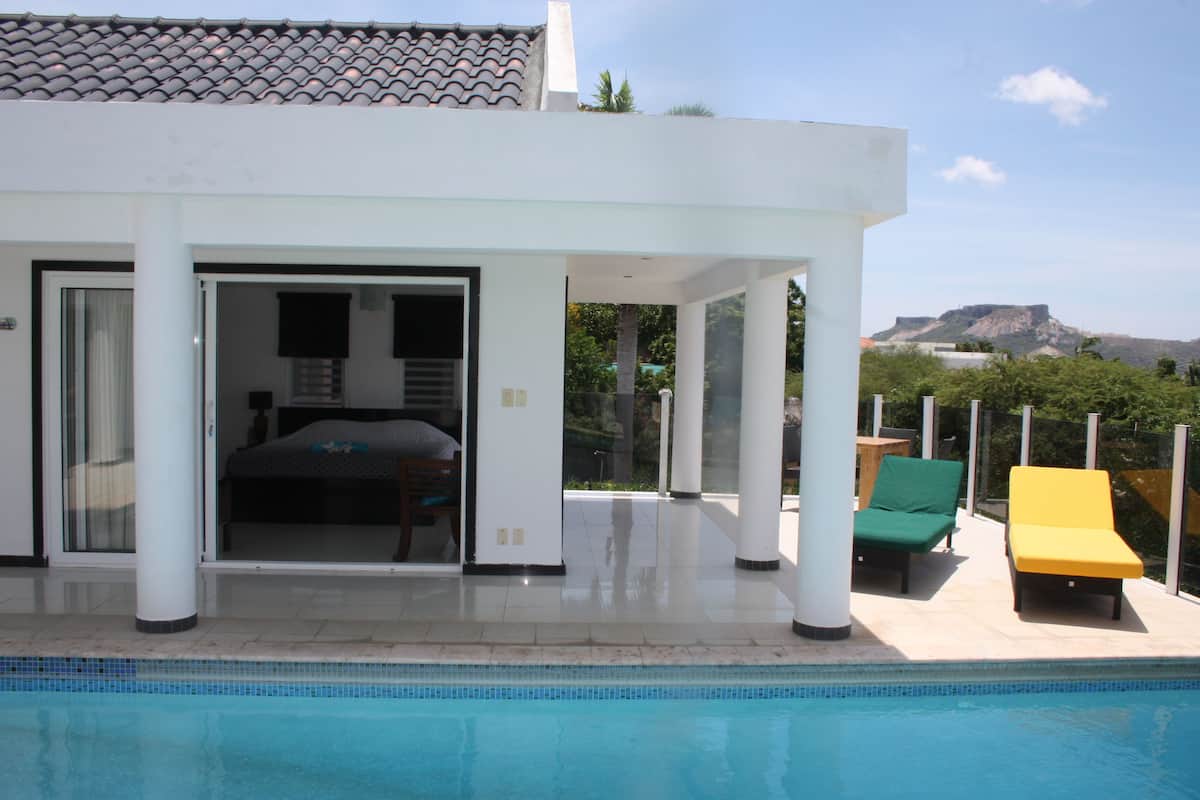 Comfort Room | Outdoor pool