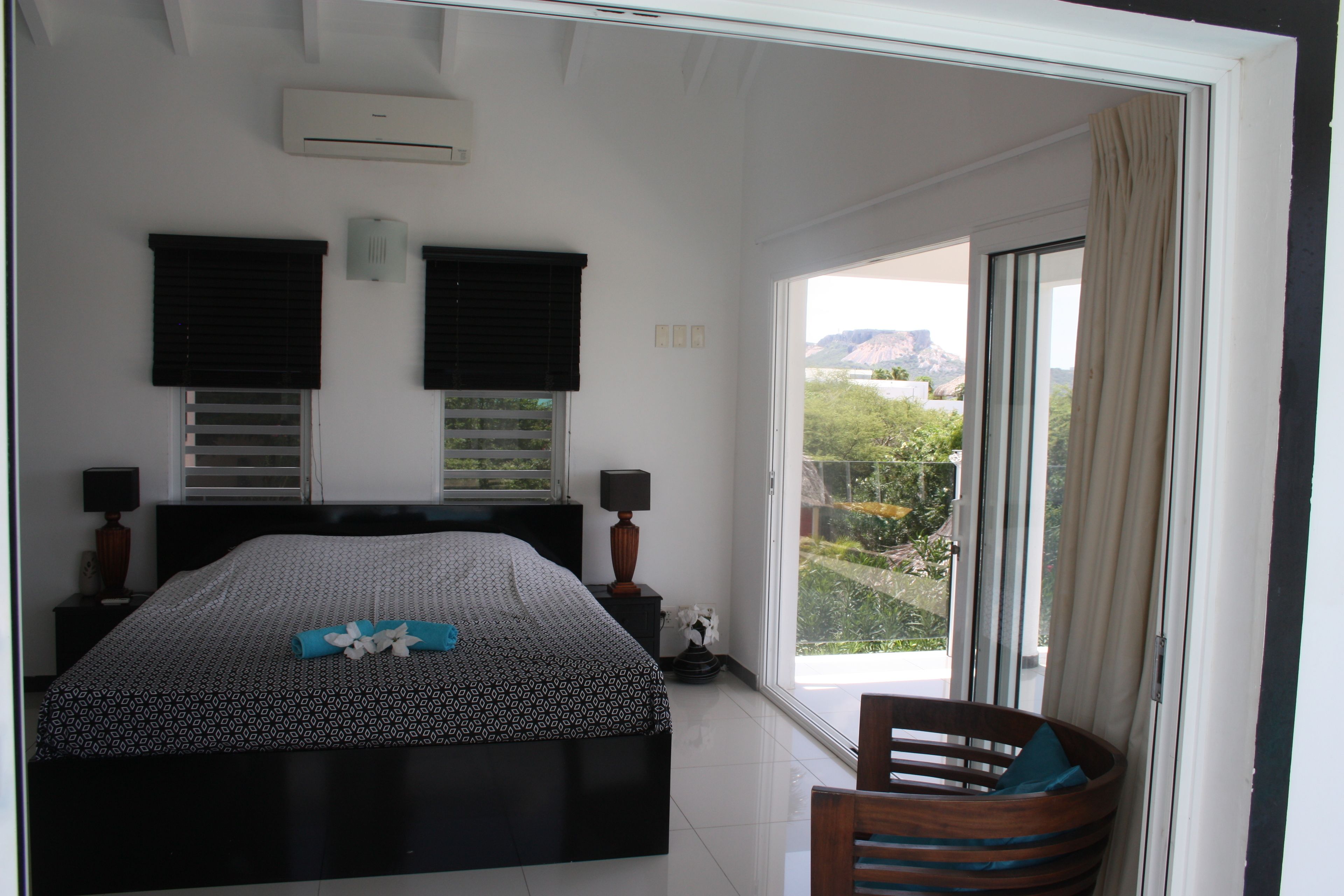 4 bedrooms, premium bedding, free cots/infant beds, free WiFi