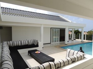 Una piscina al aire libre