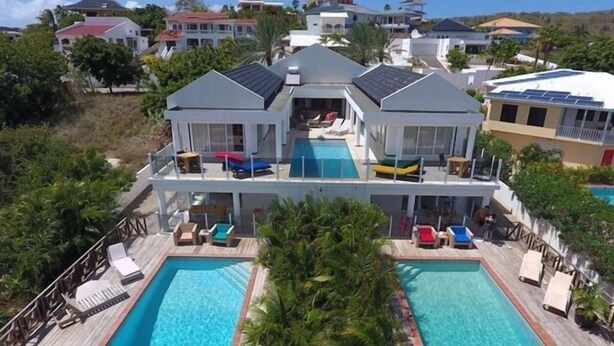 A two-story house with a swimming pool and a deck area. - Sun Sea Sleep Apartments (Willemstad)