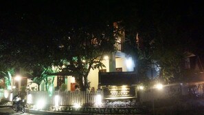 Façade de l’hébergement  – soirée/nuit