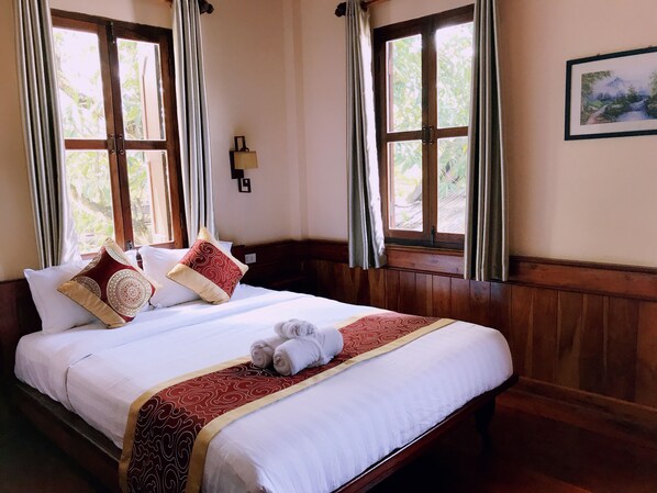 Chambre supérieure double | Aire de séjour | Téléviseur ACL de 32 po avec télévision par câble, téléviseur