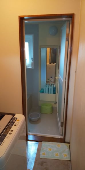 Combined shower/tub, deep soaking tub, rainfall showerhead - Dormitory L - Hostel (Otaru)