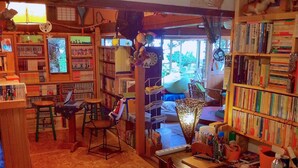 Una biblioteca acogedora con estanterías, un escritorio y una silla.