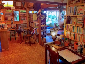 Lobby sitting area - Otarunai Backpackers' Hostel MorinoKi (Otaru)
